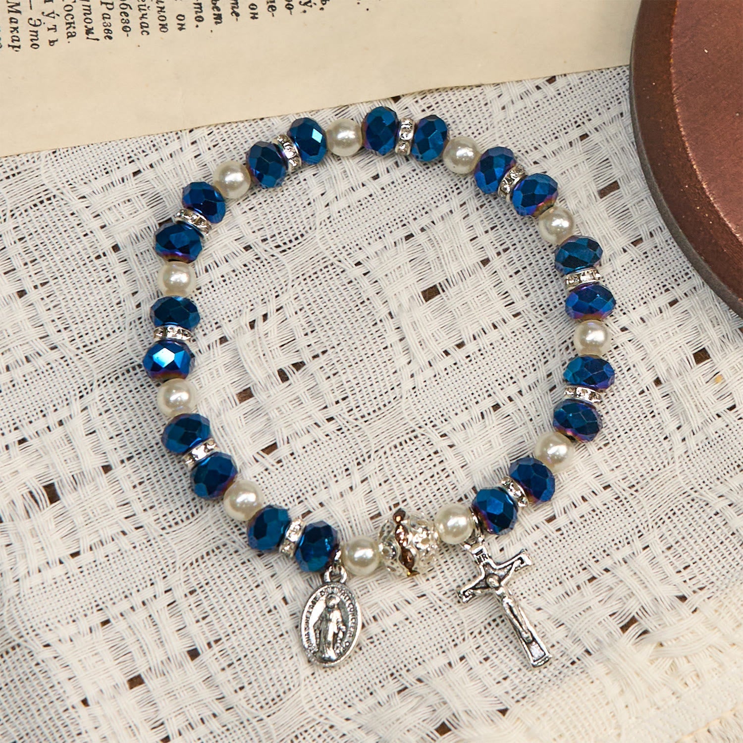 Pulsera de Cristal Transparente Moderna con Crucifijo y Medalla Milagrosa: Declaración de Fe Contemporánea