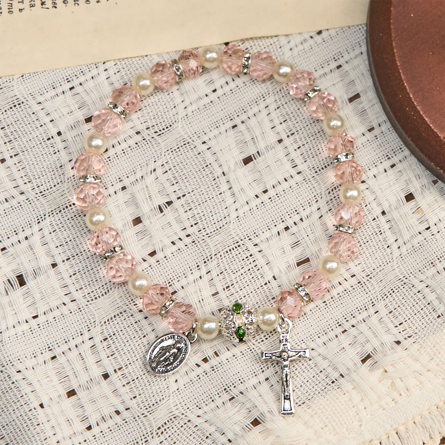 Pulsera de Cristal Transparente Moderna con Crucifijo y Medalla Milagrosa: Declaración de Fe Contemporánea