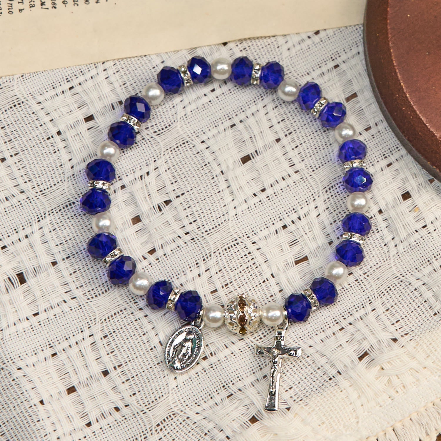 Pulsera de Cristal Transparente Moderna con Crucifijo y Medalla Milagrosa: Declaración de Fe Contemporánea