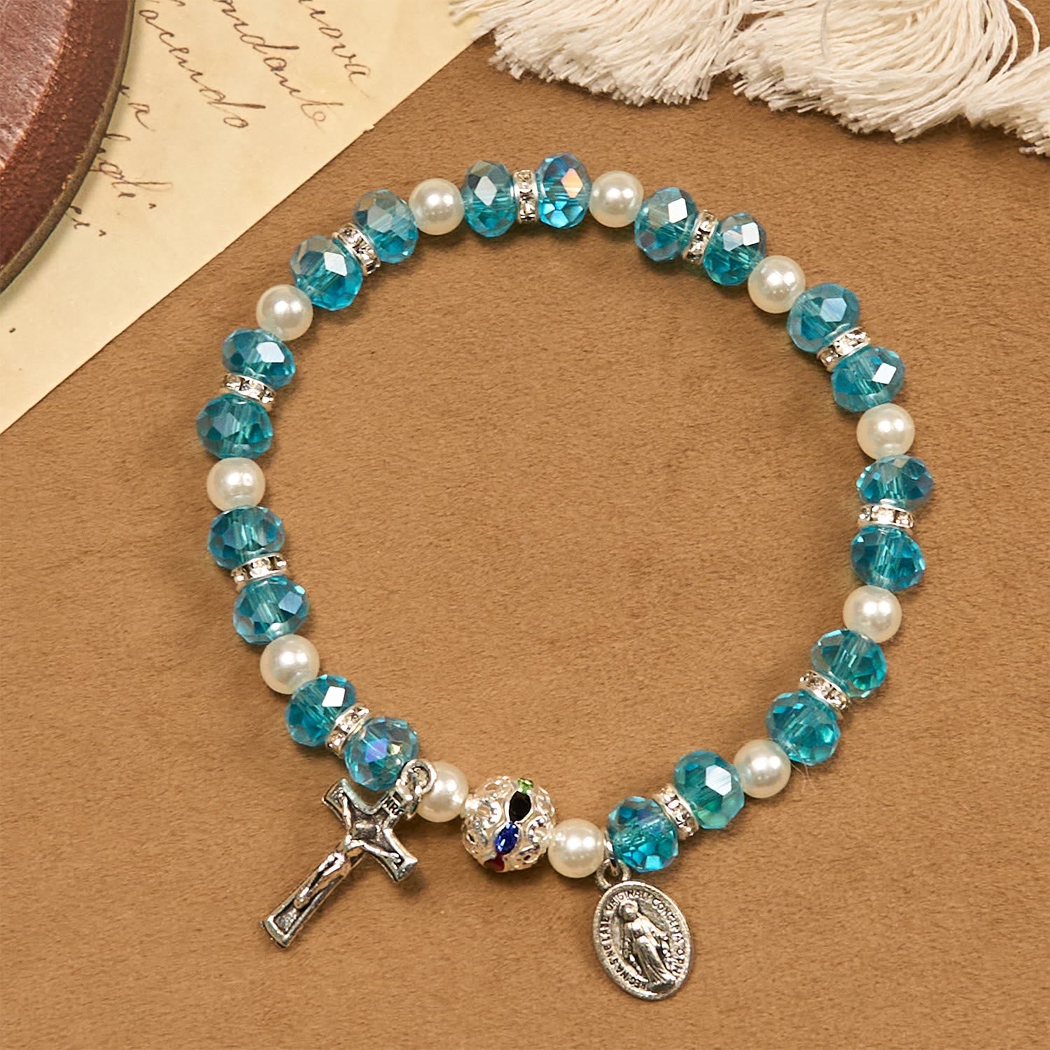 Pulsera de Cristal Transparente Moderna con Crucifijo y Medalla Milagrosa: Declaración de Fe Contemporánea