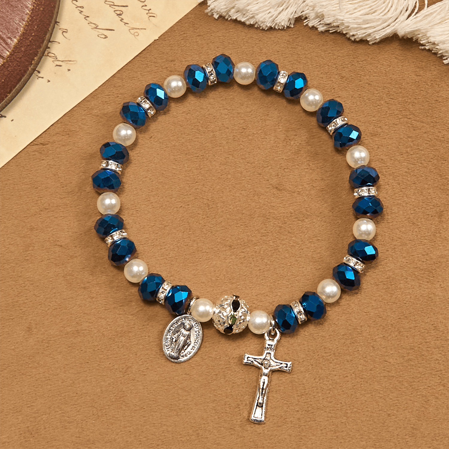 Pulsera de Cristal Transparente Moderna con Crucifijo y Medalla Milagrosa: Declaración de Fe Contemporánea