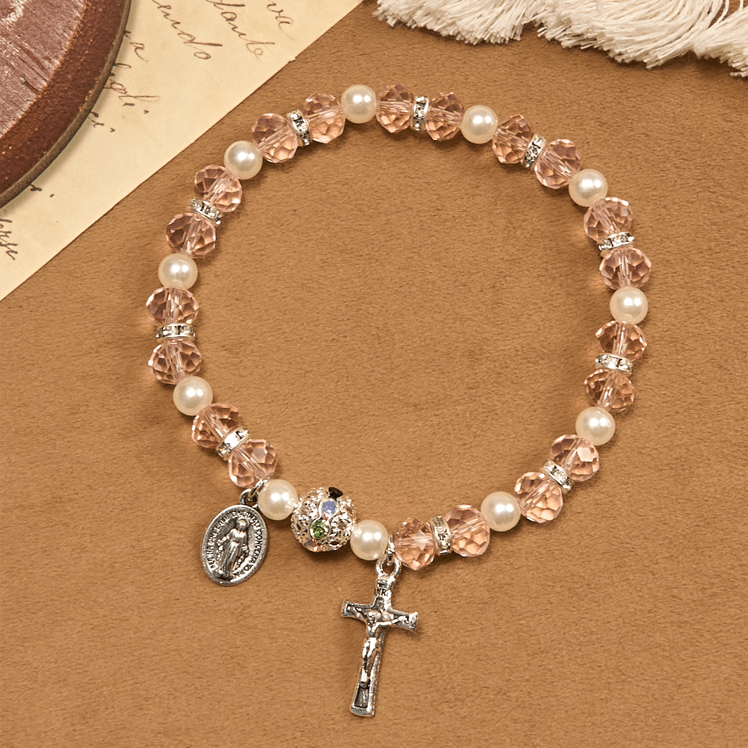 Pulsera de Cristal Transparente Moderna con Crucifijo y Medalla Milagrosa: Declaración de Fe Contemporánea