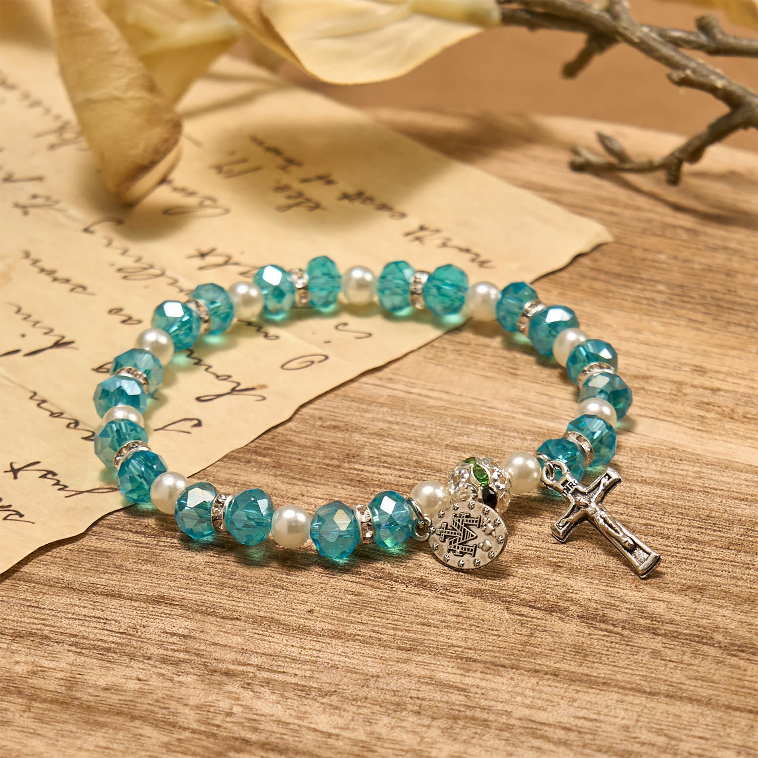 Pulsera de Cristal Transparente Moderna con Crucifijo y Medalla Milagrosa: Declaración de Fe Contemporánea