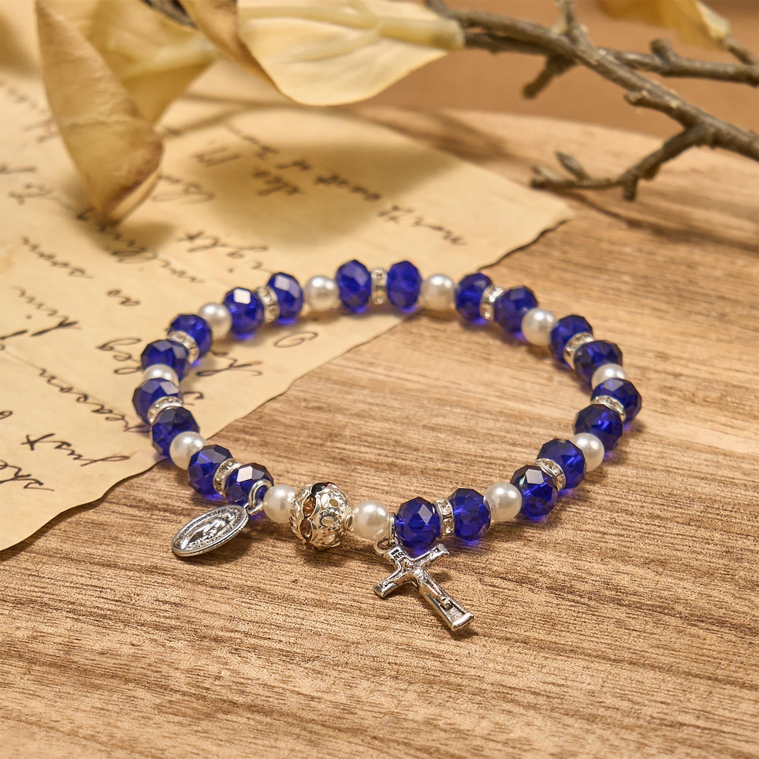 Pulsera de Cristal Transparente Moderna con Crucifijo y Medalla Milagrosa: Declaración de Fe Contemporánea