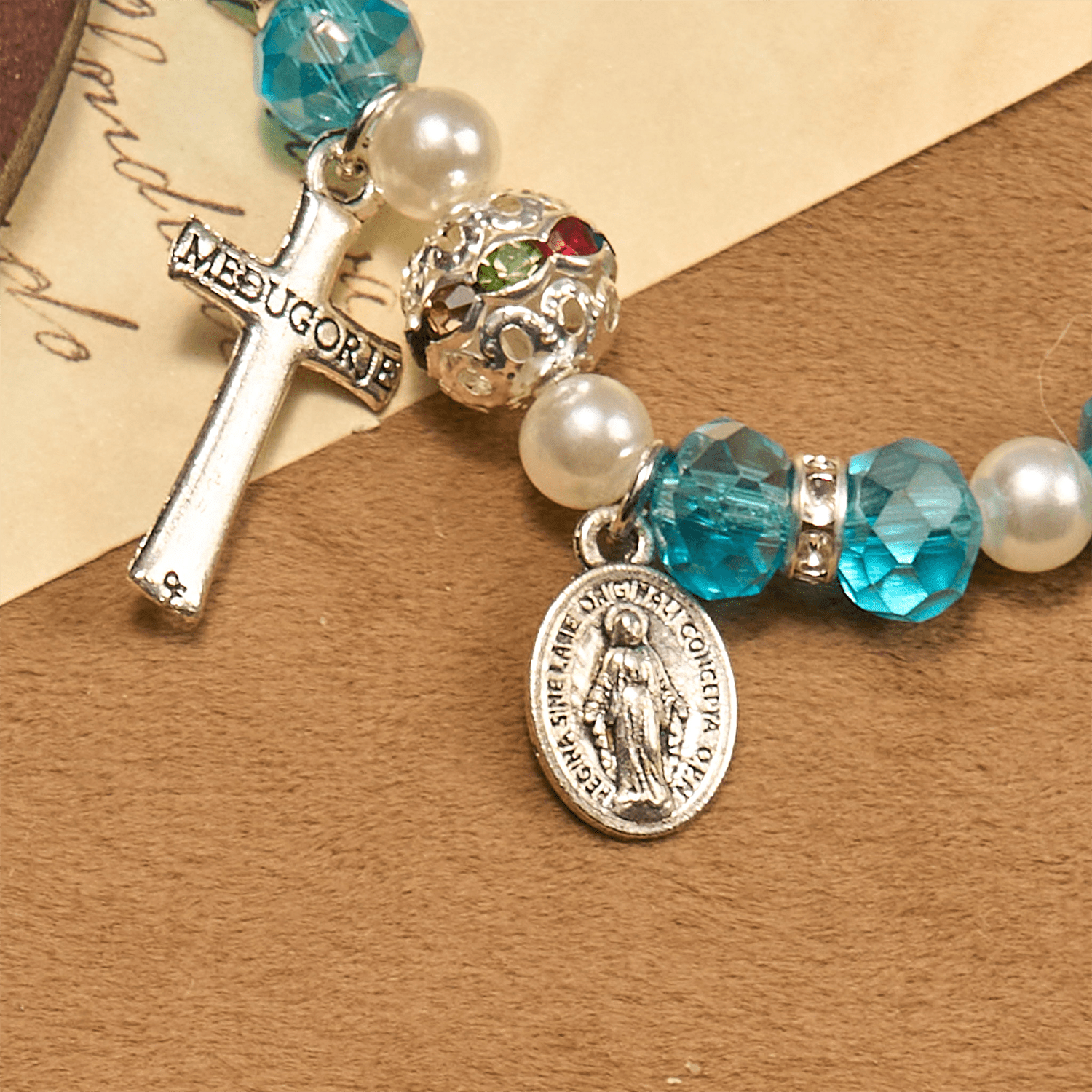 Pulsera de Cristal Transparente Moderna con Crucifijo y Medalla Milagrosa: Declaración de Fe Contemporánea
