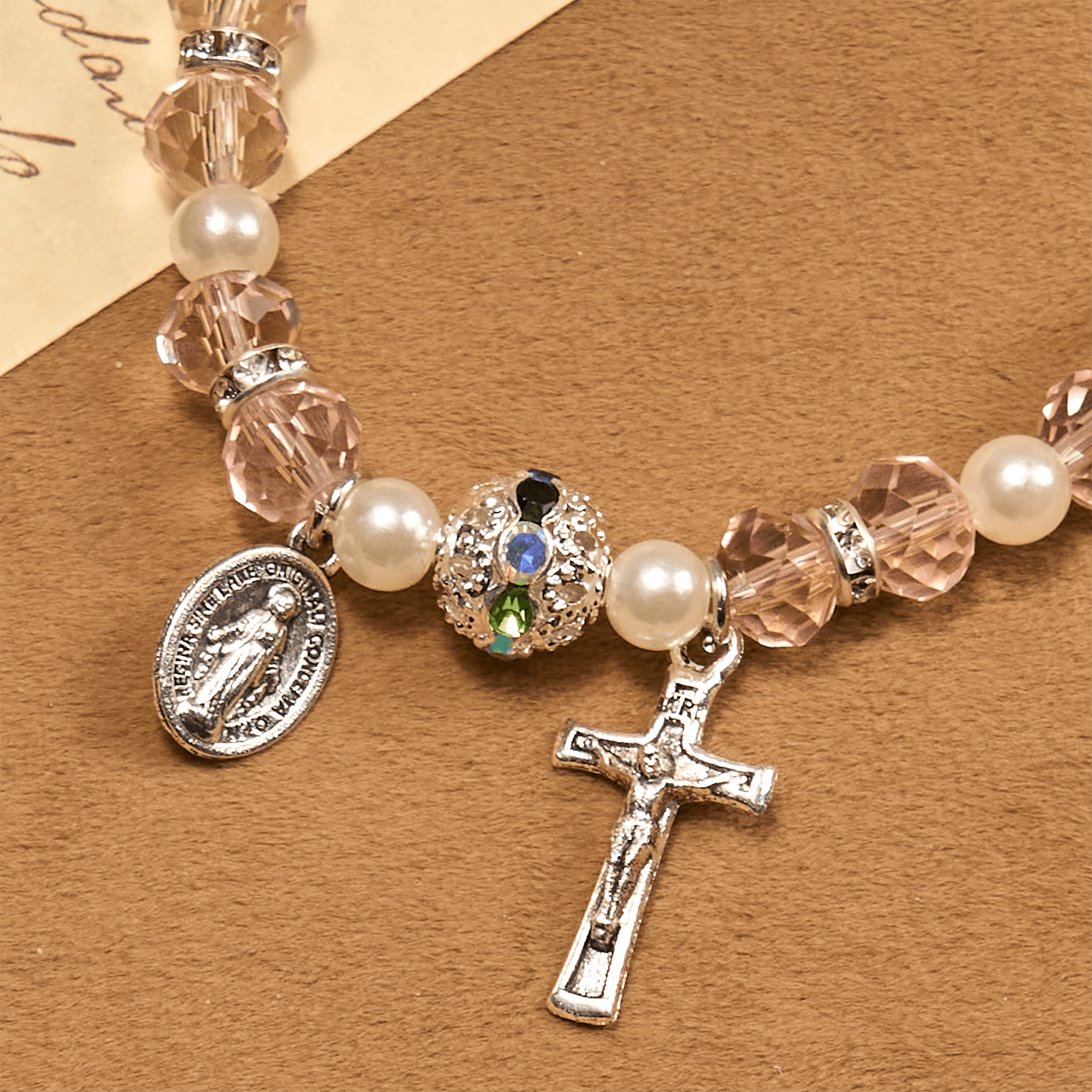 Pulsera de Cristal Transparente Moderna con Crucifijo y Medalla Milagrosa: Declaración de Fe Contemporánea