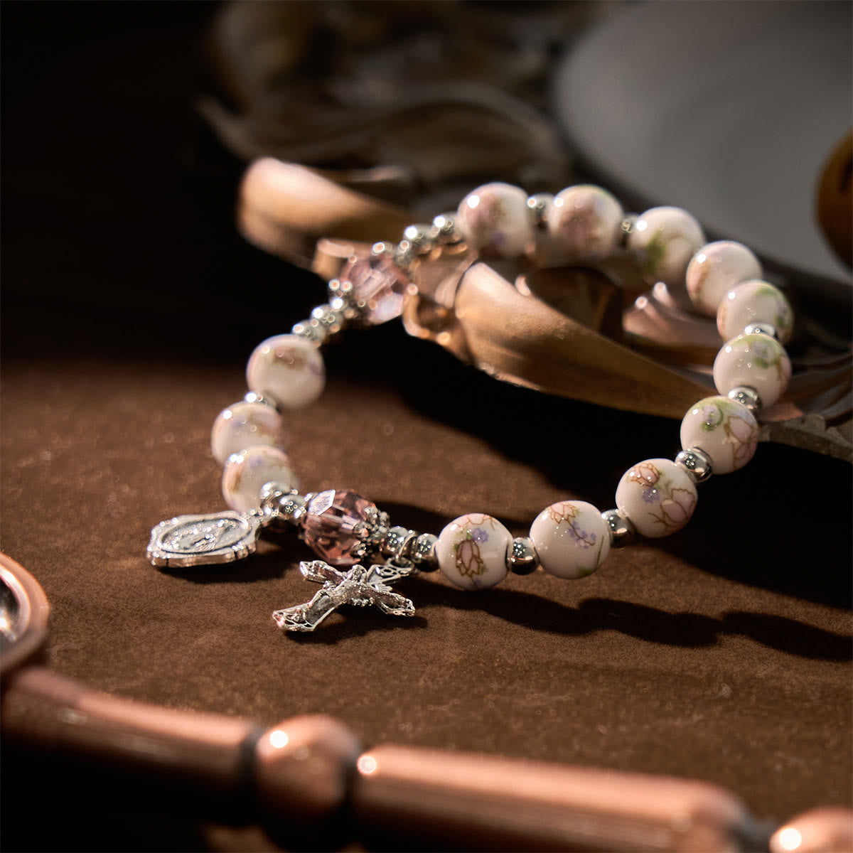 Pulsera Elástica Cerámica Floral Multicolor con Medalla Milagrosa y Crucifijo: Elegancia Sutil de Fe
