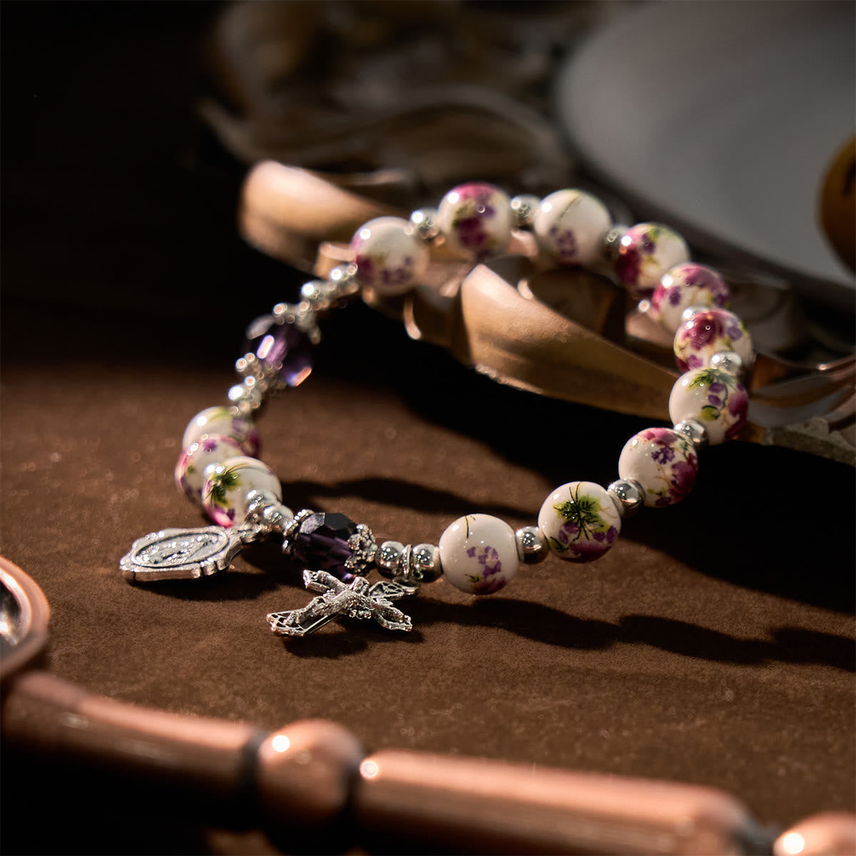 Pulsera Elástica Cerámica Floral Multicolor con Medalla Milagrosa y Crucifijo: Elegancia Sutil de Fe