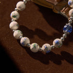 Pulsera Elástica Cerámica Floral Multicolor con Medalla Milagrosa y Crucifijo: Elegancia Sutil de Fe
