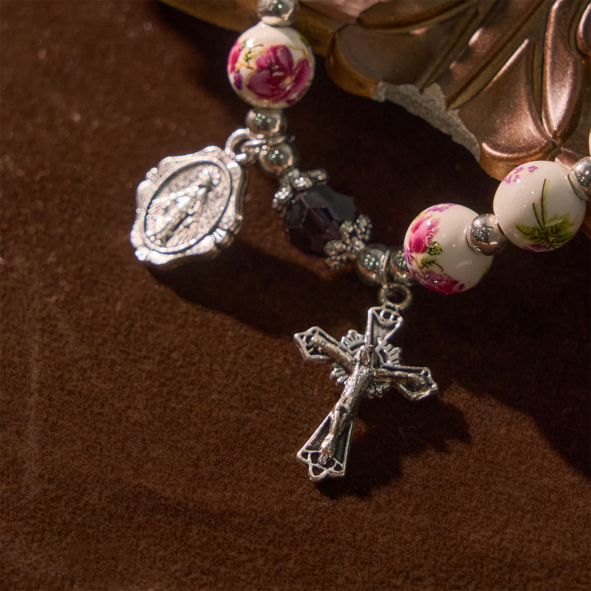 Pulsera Elástica Cerámica Floral Multicolor con Medalla Milagrosa y Crucifijo: Elegancia Sutil de Fe