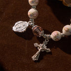 Pulsera Elástica Cerámica Floral Multicolor con Medalla Milagrosa y Crucifijo: Elegancia Sutil de Fe