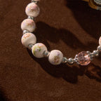 Pulsera Elástica Cerámica Floral Multicolor con Medalla Milagrosa y Crucifijo: Elegancia Sutil de Fe