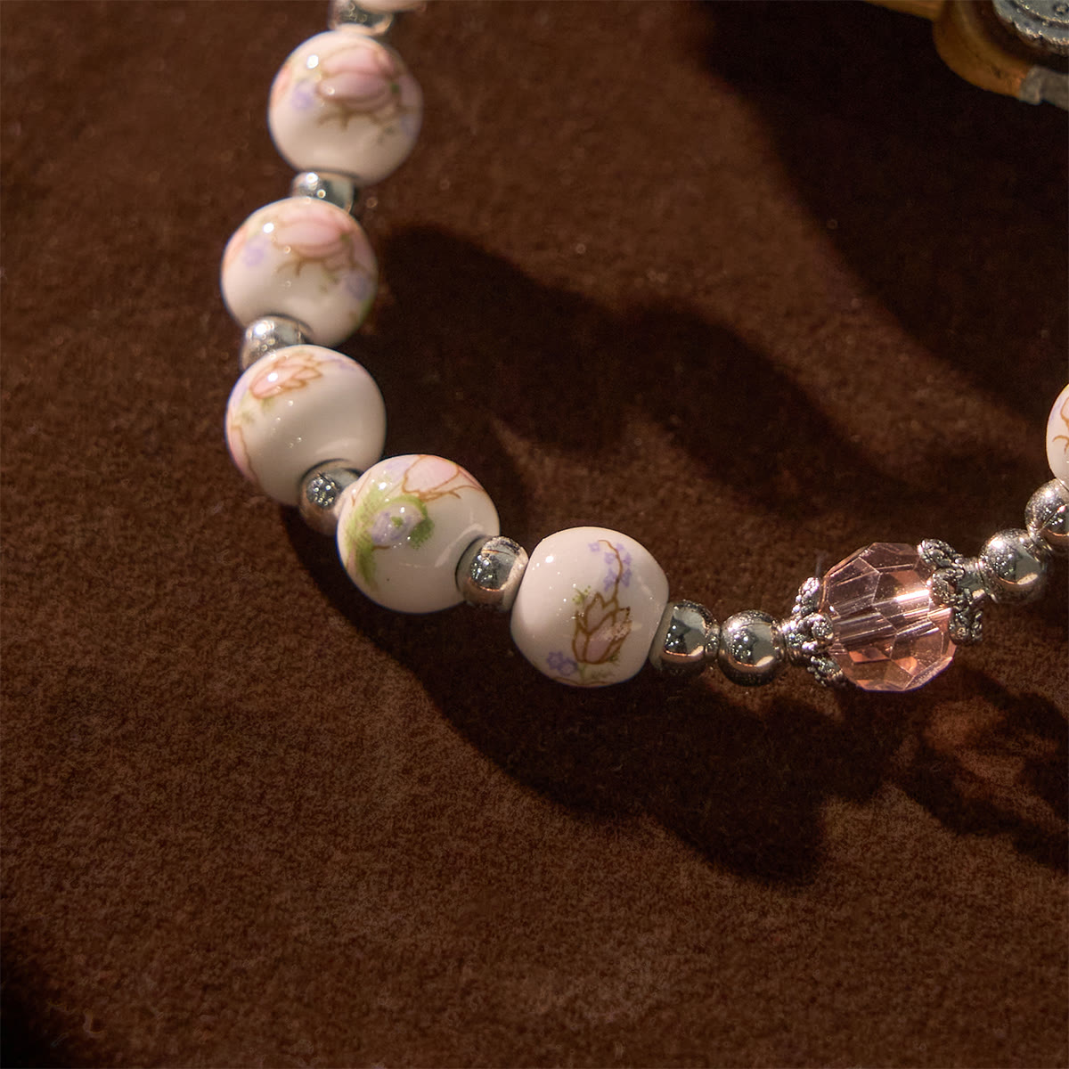Pulsera Elástica Cerámica Floral Multicolor con Medalla Milagrosa y Crucifijo: Elegancia Sutil de Fe