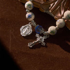 Pulsera Elástica Cerámica Floral Multicolor con Medalla Milagrosa y Crucifijo: Elegancia Sutil de Fe
