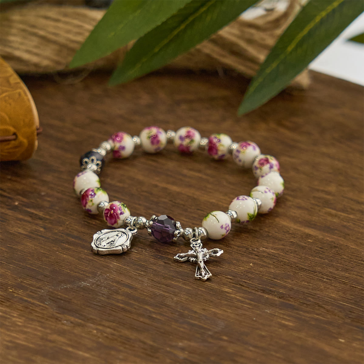 Pulsera Elástica Cerámica Floral Multicolor con Medalla Milagrosa y Crucifijo: Elegancia Sutil de Fe