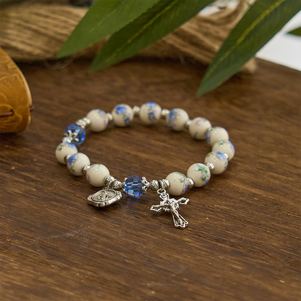 Pulsera Elástica Cerámica Floral Multicolor con Medalla Milagrosa y Crucifijo: Elegancia Sutil de Fe