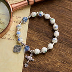 Pulsera Elástica Cerámica Floral Multicolor con Medalla Milagrosa y Crucifijo: Elegancia Sutil de Fe