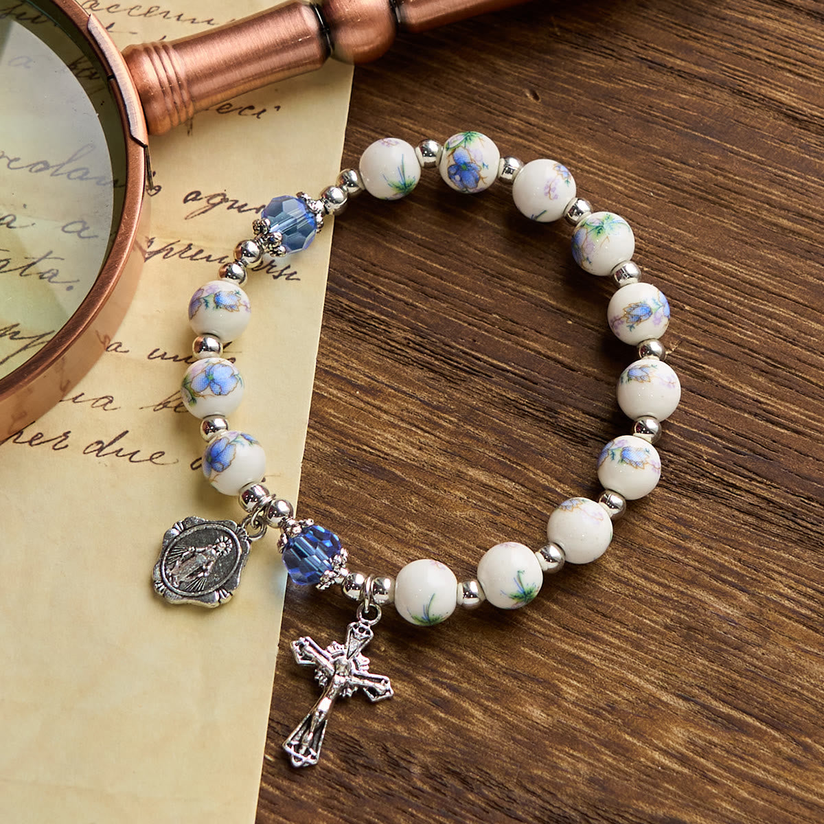 Pulsera Elástica Cerámica Floral Multicolor con Medalla Milagrosa y Crucifijo: Elegancia Sutil de Fe