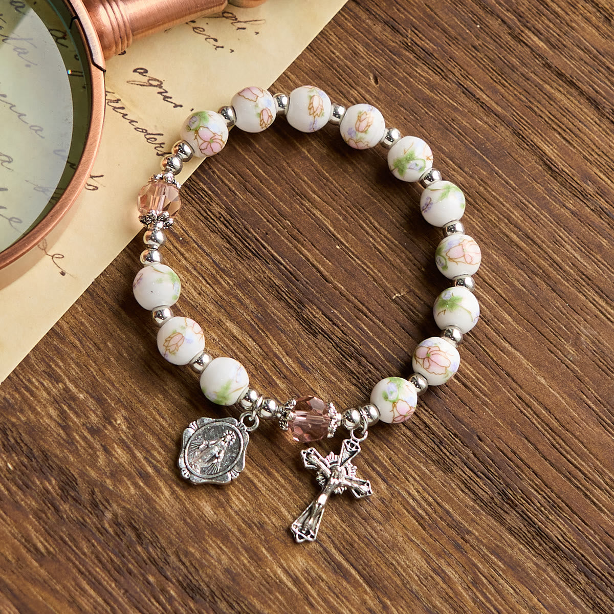 Pulsera Elástica Cerámica Floral Multicolor con Medalla Milagrosa y Crucifijo: Elegancia Sutil de Fe