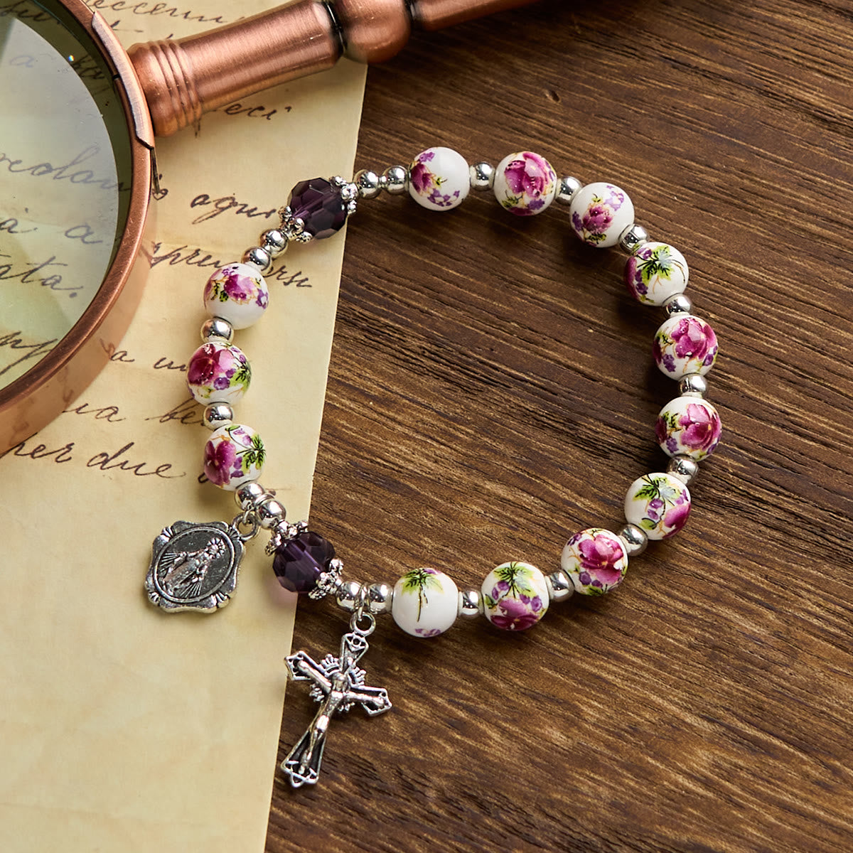 Pulsera Elástica Cerámica Floral Multicolor con Medalla Milagrosa y Crucifijo: Elegancia Sutil de Fe