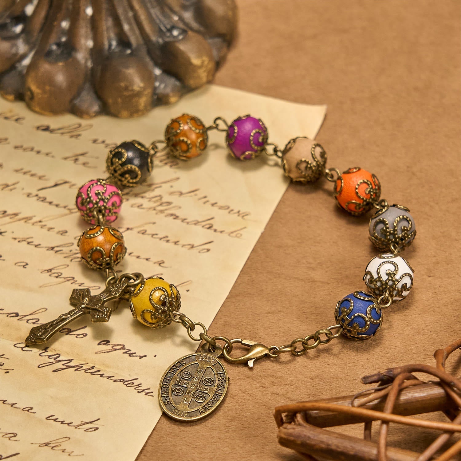 Pulsera de cuentas coloridas con patrón de estilo vintage y bronce de San Benito y crucifijo: Confía en la Continuidad Divina