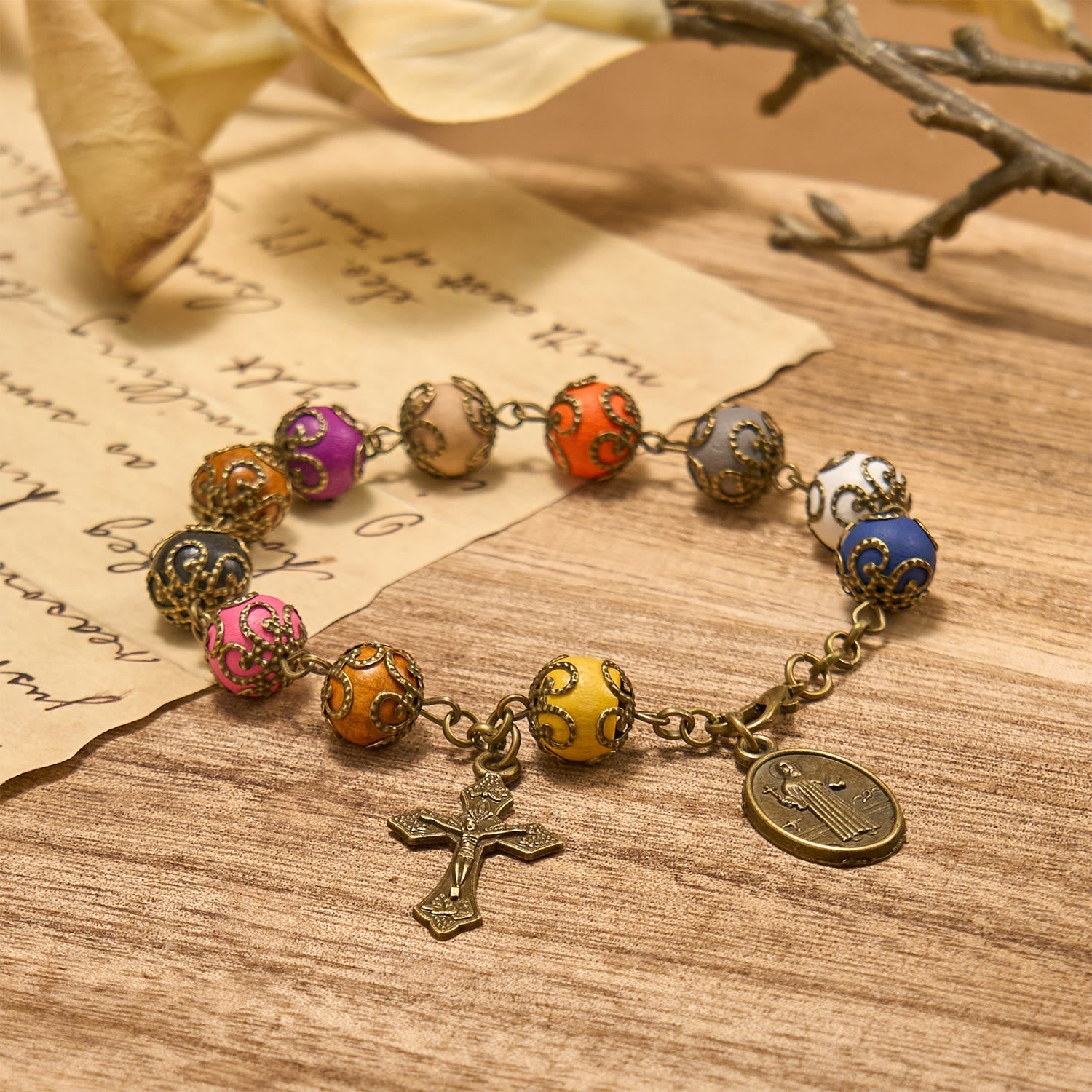 Pulsera de cuentas coloridas con patrón de estilo vintage y bronce de San Benito y crucifijo: Confía en la Continuidad Divina