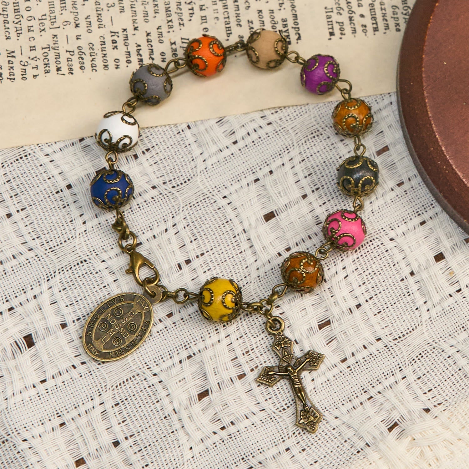 Pulsera de cuentas coloridas con patrón de estilo vintage y bronce de San Benito y crucifijo: Confía en la Continuidad Divina