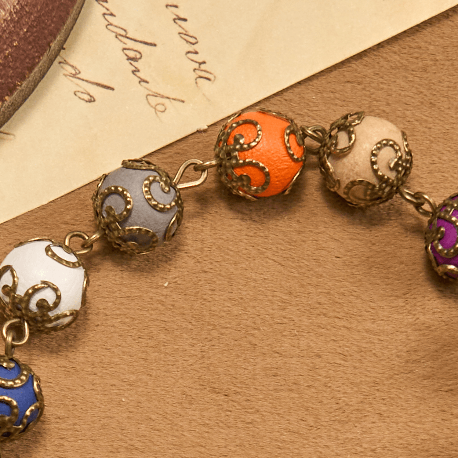 Pulsera de cuentas coloridas con patrón de estilo vintage y bronce de San Benito y crucifijo: Confía en la Continuidad Divina