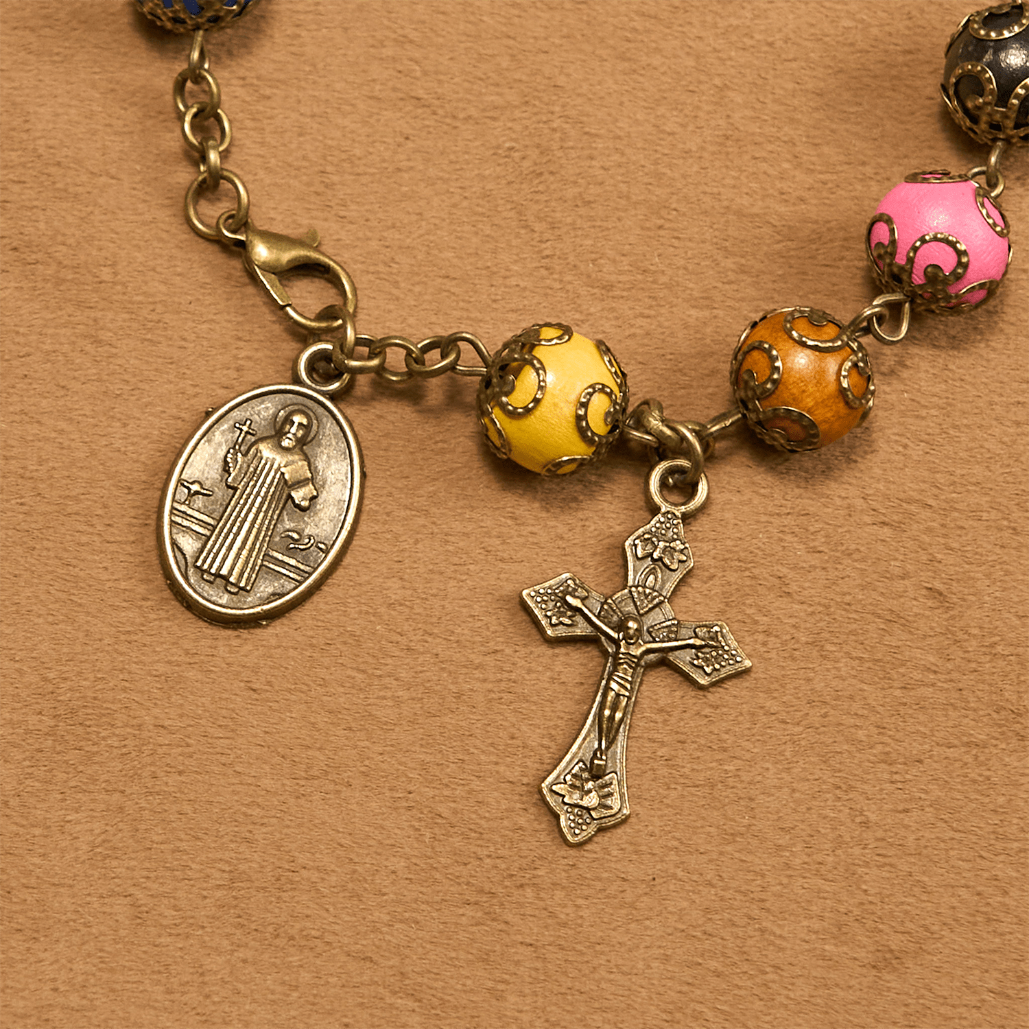 Pulsera de cuentas coloridas con patrón de estilo vintage y bronce de San Benito y crucifijo: Confía en la Continuidad Divina