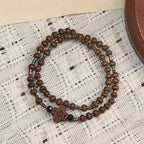 Pulsera Clásica de Cuentas de Madera con Cruz: Emblema Atemporal de Fe Discreta