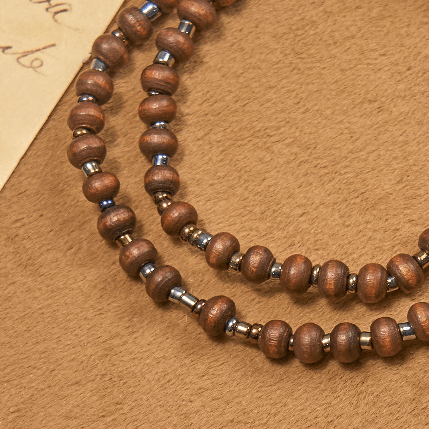 Pulsera Clásica de Cuentas de Madera con Cruz: Emblema Atemporal de Fe Discreta