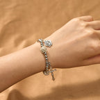 Pulsera de Rosario con Cuentas de Rosa Blanca de 10 mm Esculpidas Artísticamente con Crucifijo