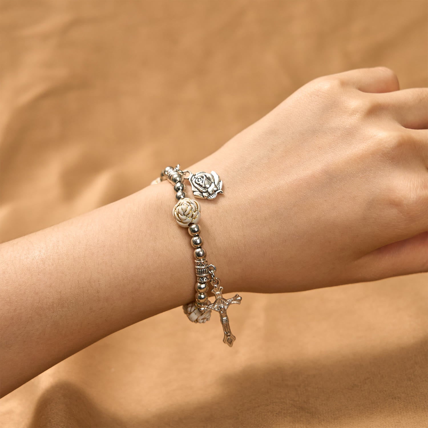 Pulsera de Rosario con Cuentas de Rosa Blanca de 10 mm Esculpidas Artísticamente con Crucifijo