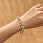 Pulsera de Rosario con Cuentas de Rosa Blanca de 10 mm Esculpidas Artísticamente con Crucifijo
