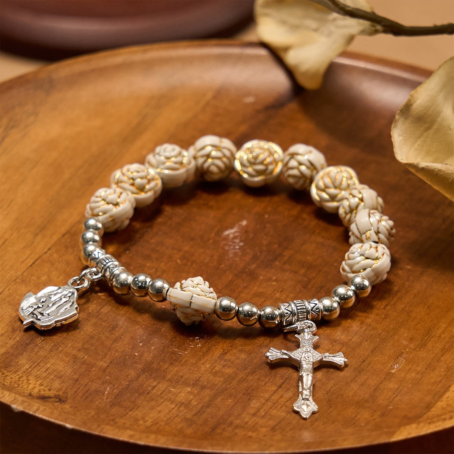Pulsera de Rosario con Cuentas de Rosa Blanca de 10 mm Esculpidas Artísticamente con Crucifijo