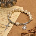 Pulsera de Rosario con Cuentas de Rosa Blanca de 10 mm Esculpidas Artísticamente con Crucifijo