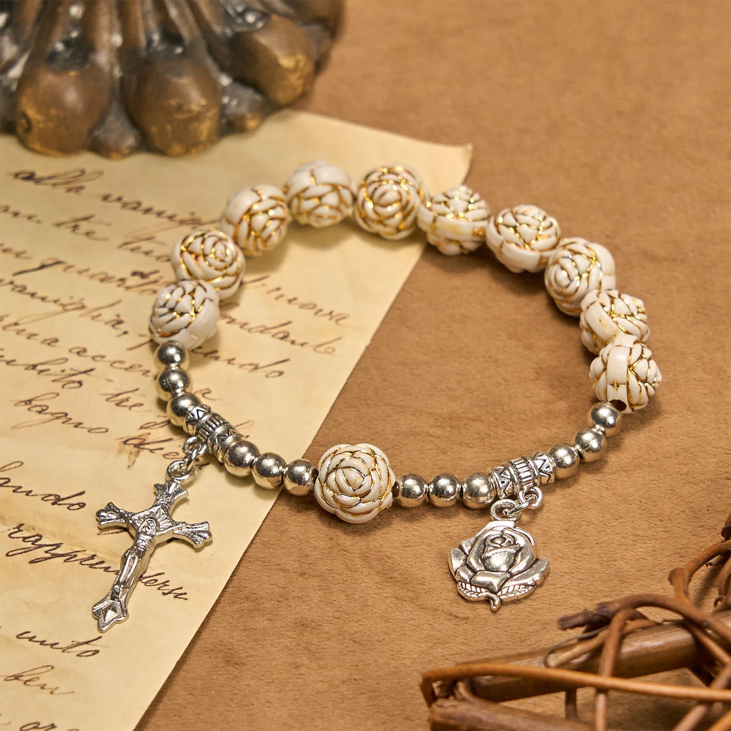 Pulsera de Rosario con Cuentas de Rosa Blanca de 10 mm Esculpidas Artísticamente con Crucifijo