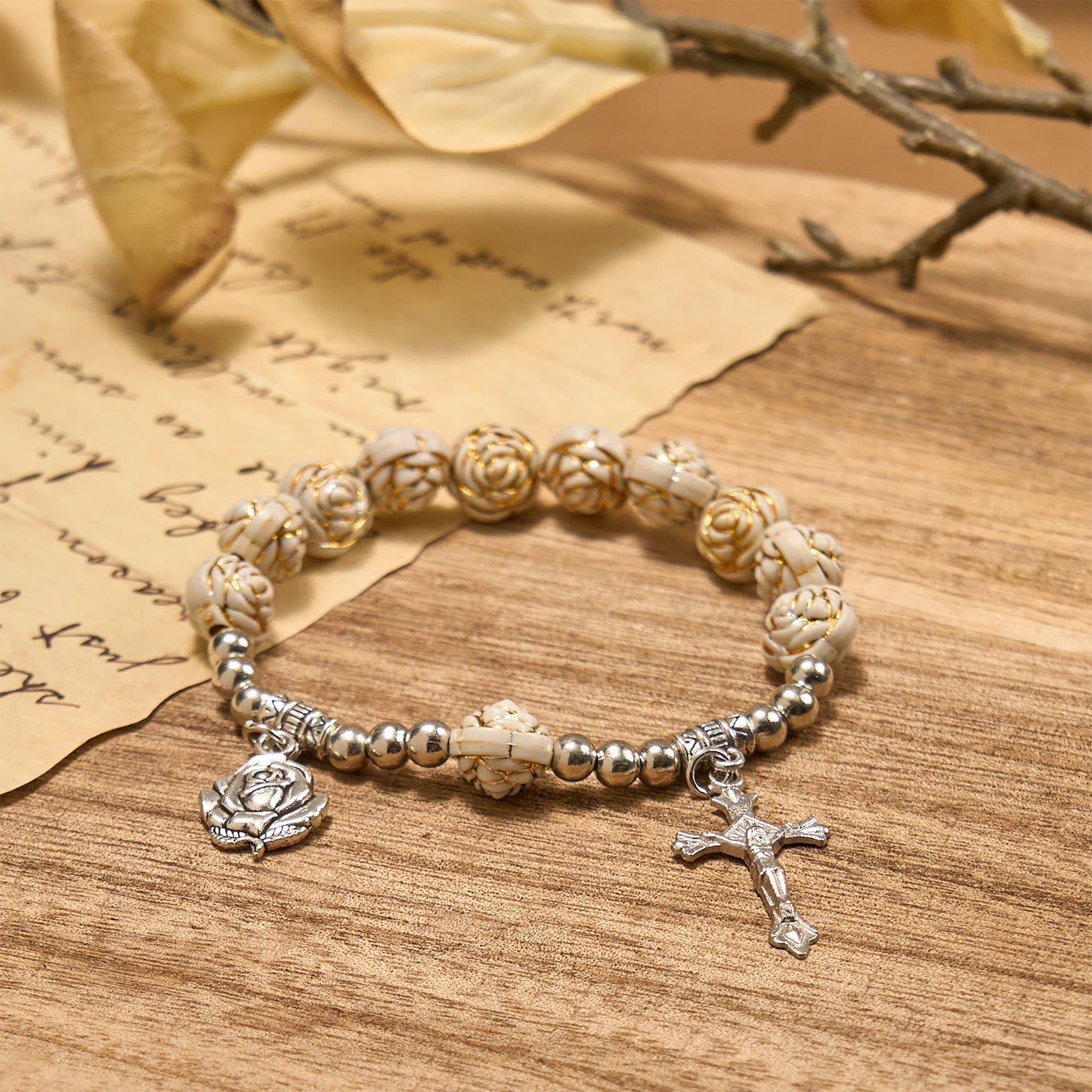 Pulsera de Rosario con Cuentas de Rosa Blanca de 10 mm Esculpidas Artísticamente con Crucifijo
