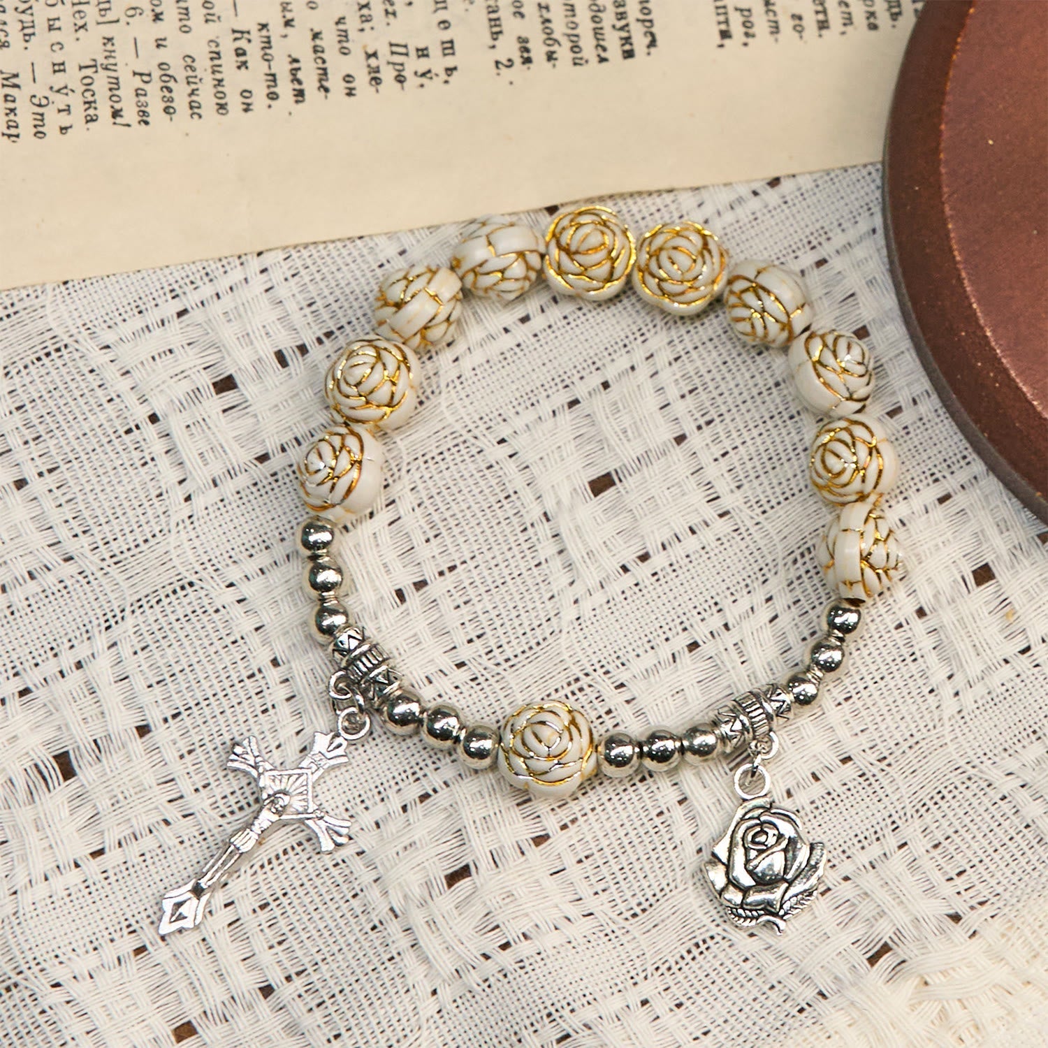 Pulsera de Rosario con Cuentas de Rosa Blanca de 10 mm Esculpidas Artísticamente con Crucifijo
