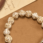 Pulsera de Rosario con Cuentas de Rosa Blanca de 10 mm Esculpidas Artísticamente con Crucifijo