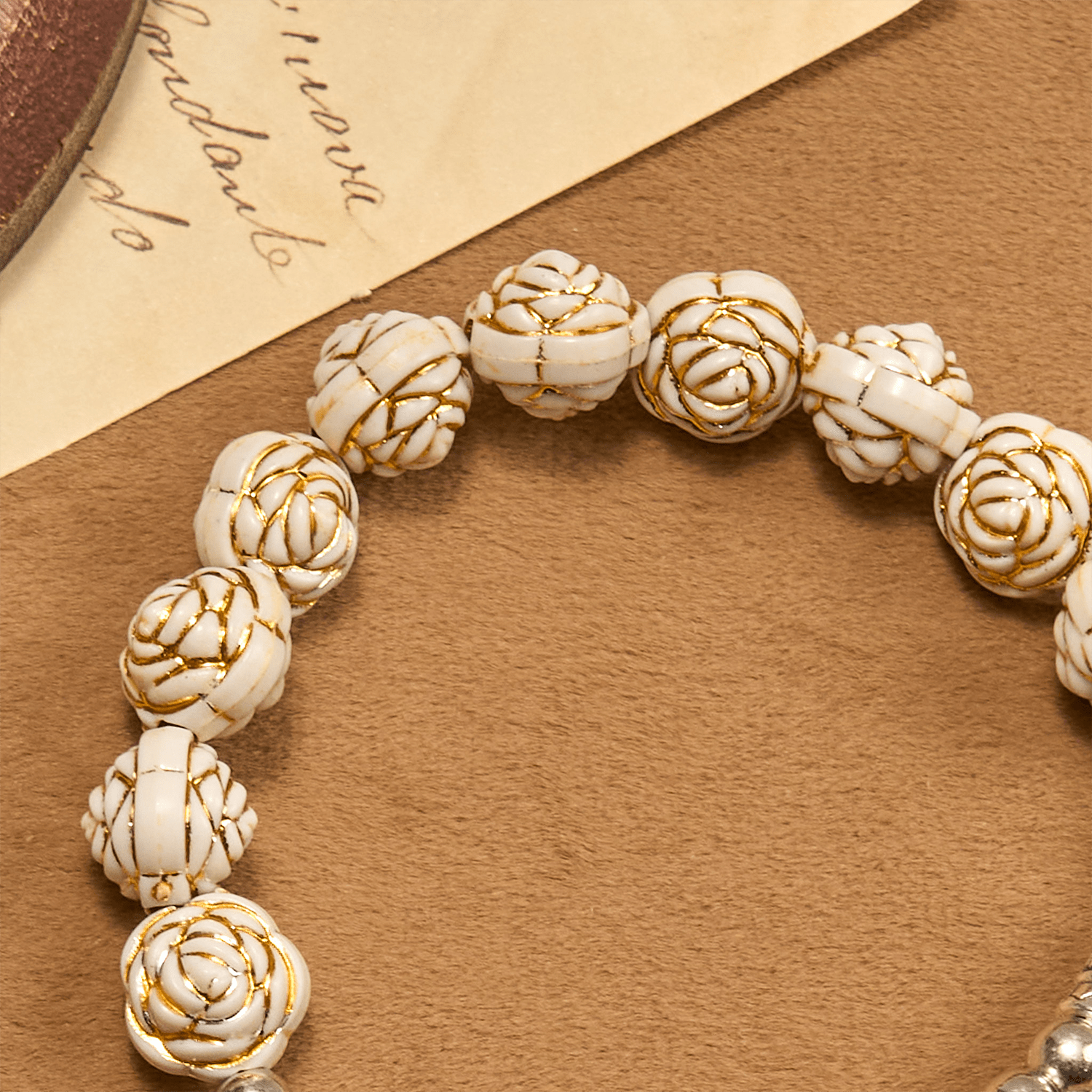 Pulsera de Rosario con Cuentas de Rosa Blanca de 10 mm Esculpidas Artísticamente con Crucifijo