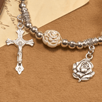Pulsera de Rosario con Cuentas de Rosa Blanca de 10 mm Esculpidas Artísticamente con Crucifijo