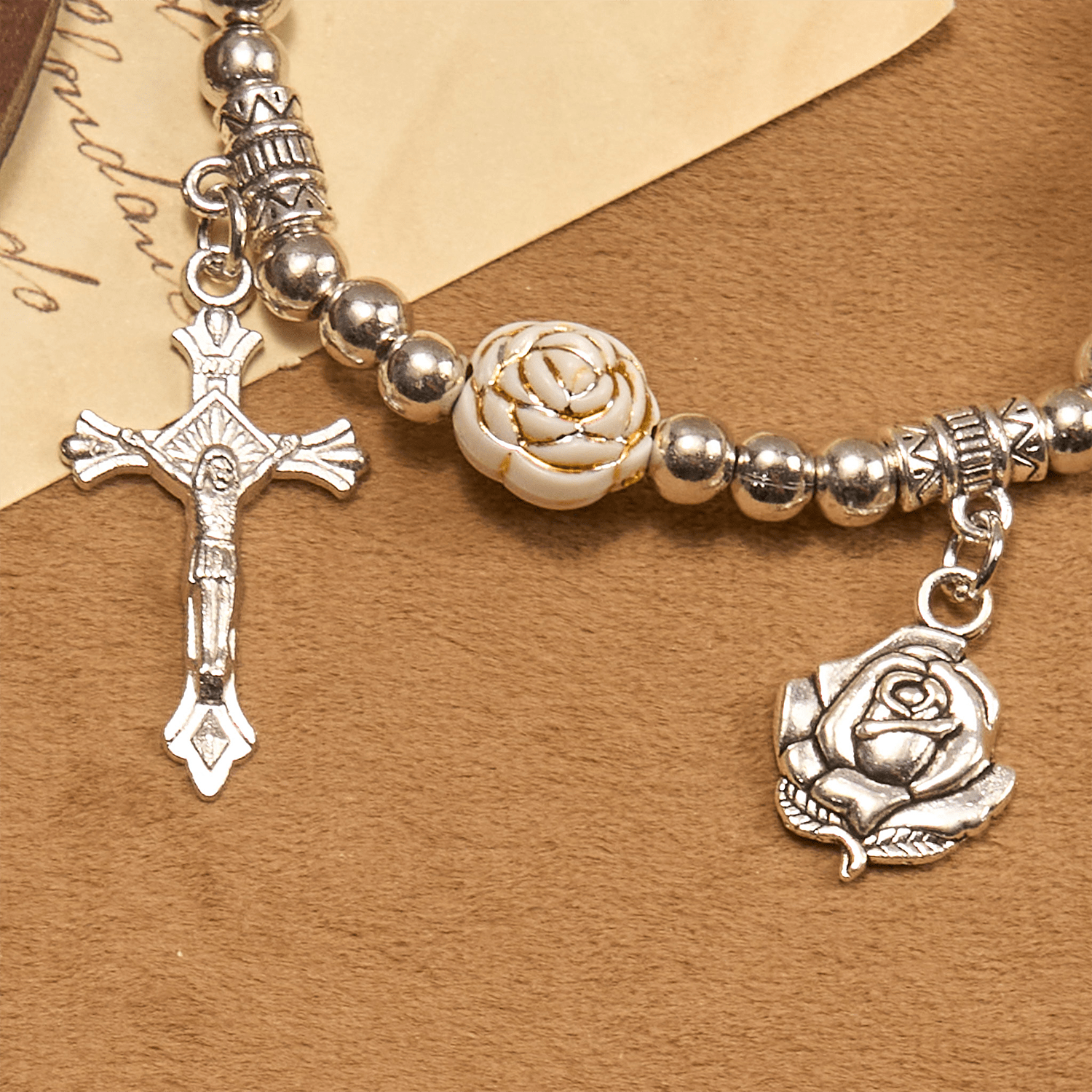 Pulsera de Rosario con Cuentas de Rosa Blanca de 10 mm Esculpidas Artísticamente con Crucifijo