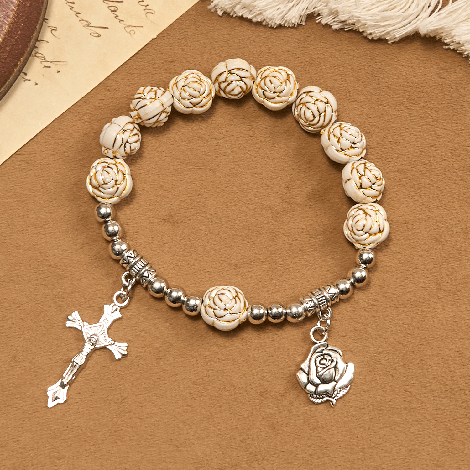 Pulsera de Rosario con Cuentas de Rosa Blanca de 10 mm Esculpidas Artísticamente con Crucifijo