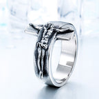 Anillo de Acero Inoxidable con Relieve de Crucifijo Vintage: Fuerza a Través del Sacrificio Sagrado