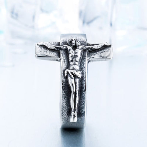 Anillo de Acero Inoxidable con Relieve de Crucifijo Vintage: Fuerza a Través del Sacrificio Sagrado