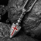 Collar de Punta de Lanza de Cruz Roja con Elementos Barrocos y Patrón de Pergamino Vintage