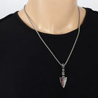 Collar de Punta de Lanza de Cruz Roja con Elementos Barrocos y Patrón de Pergamino Vintage