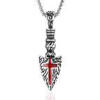 Collar de Punta de Lanza de Cruz Roja con Elementos Barrocos y Patrón de Pergamino Vintage