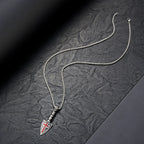 Collar de Punta de Lanza de Cruz Roja con Elementos Barrocos y Patrón de Pergamino Vintage